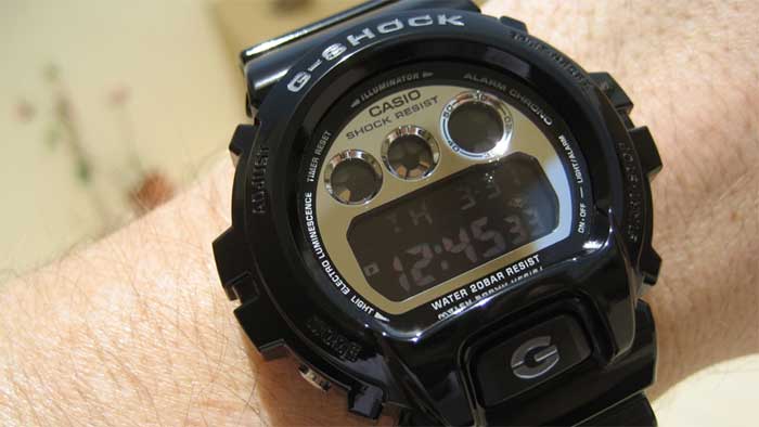 Casio G-Shock Mirror-Metallic DW6900NB — для тех, кому удобнее в джинсах и кроссовках